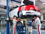 Petugas-teknisi-melakukan-servis-berkala-di-bengkel-resmi-Toyota-ilustrasi-servis-mobil.jpg