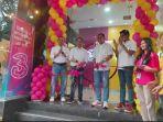 Pimpinan-Indosat-Ooredoo-saat-membuka-gerai-Tri-Seluler-di-kantor-Indosat-Malang.jpg