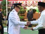 Pj-Bupati-Bojonegoro-Adriyanto-menyerahkan-SK-remisi-kepada-dua-WBP-Lapas-Kelas-IIA-Bojonegoro.jpg