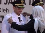 Pj-Bupati-Bojonegoro-Adriyanto-saat-menerima-tanda-jabatan.jpg