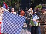Pj-Bupati-Nganjuk-Sri-Handoko-Taruna-memberangkatkan-peserta-Pawai-Budaya-dan-Pembangunan.jpg