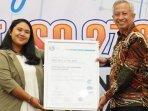 Pj-Bupati-Nganjuk-Sri-Handoko-Taruna-menerima-sertifikat-SNI-ISO-270012022.jpg