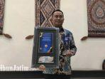 Pj-Bupati-Probolinggo-Ugas-Irwanto-menerima-Surya-Award.jpg