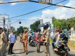 Pj-Bupati-Probolinggo-Ugas-Irwanto-mengecek-portal.jpg