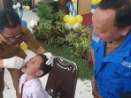Pj-Bupati-Tulungagung-Heru-Suseno-meneteskan-vaksin-Polio-ke-seorang-anak.jpg
