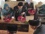 Pj-Gubernur-Jatim-Adhy-Karyono-menaburkan-bunga-di-pusara-Bung-Karno-Kota-Blitar.jpg