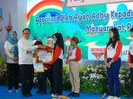 Pj-Gubernur-Jatim-Adhy-Karyono-saat-memberikan-apresiasi-kepada-sejumlah-anak.jpg