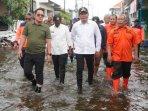 Pj-Gubernur-jatim-Adhy-Karyono-dan-Plt-Bupati-Sidoarjo-Subandi-meninjau-lokasi-banjir-di-Sidoarjo.jpg