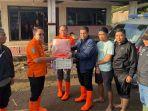 Pj-Gubernur-saat-menyerahkan-bantuan-pada-korban-banjir-bandang-di-Dusun-Peh.jpg
