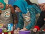 Pj-Ketua-TP-PKK-Kabupaten-Nganjuk-Eka-Haryati-Taruna-mempraktikkan-masak-pangan-berbahan-baku-lokal.jpg