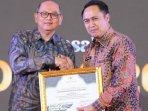 Pj-Wali-Kota-Malang-Iwan-Kurniawan-menerima-langsung-penghargaan.jpg