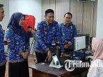 Pj-Wali-Kota-Malang-Wahyu-Hidayat-berinteraksi-dengan-warga-yang-sedang-mengurus-pembuatan-KTP.jpg