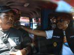 Pj-Wali-Kota-Malang-Wahyu-Hidayat-rompi-hitam-saat-bertemu-dengan-para-sopir-angkot-di-Terminal.jpg