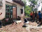 Pjs-Bupati-Blitar-Jumadi-bersama-sejumlah-kepala-OPD-mengecek-rumah-warga-rusak-dampak-angin-kencang.jpg