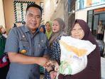 Pjs-Bupati-Sidoarjo-Muhammad-Isa-Ansori-saat-memantau-langsung-pendistribusian-bantuan.jpg