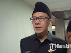 Plh-Bupati-Jember-Muhammad-Balya-Firjaun-Barlaman-baju-hitam-komentari-larangan-bukber.jpg