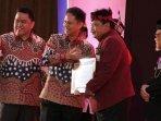 Plt-Bupati-Nganjuk-Marhaen-Djumadi-menerima-sertifikat-Eradikasi-Frambusia.jpg