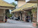 Polda-Jatim-olah-TKP-menghadirkan-tersangka-di-kamar-301-Hotel-Adisurya.jpg