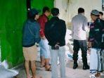Polisi-bersama-warga-saat-mendatangi-gudang-penyimpanan-pupuk-bersubsidi-di-Situbondo.jpg