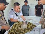 Polisi-dan-Tim-Medis-Puskesmas-Tanggul-memeriksa-kondisi-jasad-bayi-di-saluran-irigasi.jpg