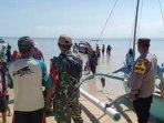Polisi-dan-warga-nelayan-saat-melakukan-pencarian-korban-hilang-di-laut-Sumenep.jpg