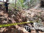 Polisi-memasang-garis-polisi-di-lokasi-lubang-yang-muncul-di-permukaan-dasar-sungai.jpg