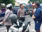 Polisi-memberikan-sanksi-tilang-kepada-salah-satu-pengendara-sepeda-motor.jpg