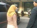 Polisi-mengamankan-terduga-ibu-bayi-yang-dibungkus-plastik-dan-dikubur-di-Kecamatan-Patrang-Jember.jpg