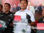 Polisi-menunjukkan-asbak-yang-digunakan-ibu-muda-asal-Gresik-untuk-memotong-tali-pusar-bayinya.jpg