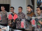 Polisi-menunjukkan-barang-bukti-berupa-barang-pelaku-pengeroyokan-di-jalan-tunjungan.jpg