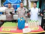 Polisi-menunjukkan-barang-bukti-minuman-keras-yang-berhasil-disita-dari-penggerebekan-di-sidoarjo.jpg