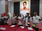 Polisi-menunjukkan-pelaku-begal-di-sejumlah-lokasi-di-wilayah-hukum-Polres-Blitar.jpg