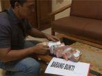 Polisi-saat-Mengamankan-Sejumlah-Barang-Bukti-dari-Tangan-Pelaku.jpg