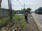 Polisi-saat-melakukan-olah-TKP-di-jalan-raya-Desa-Pandanan.jpg