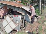 Polisi-saat-mendatangi-lokasi-kecelakaan-di-jalan-raya-Duduksampeyan-Gresik.jpg