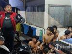 Polisi-saat-mengamankan-puluhan-pesilat-yang-melakukan-perusakan-rumah-di-Jember.jpg