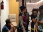 Polisi-saat-menggerebek-34-laki-laki-sedang-menggelar-acara-pesta-gay-di-hotel-kawasan-Ngagel.jpg
