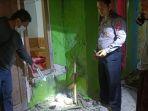 Polisi-tengah-melakukan-olah-TKP-kasus-pelemparan-bondet-di-teras-rumah-mantan-kades.jpg