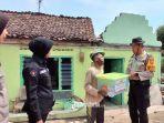 Polres-Kediri-saat-memberi-bantuan-di-Desa-Bangsongan-Kecamatan-Kayen.jpg