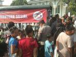 Polsek-Cerme-sulap-mobil-patroli-bagikan-hasil-panen-lele-dan-sayur-ke-warga.jpg
