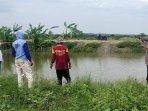 Polsek-Merakurak-Tuban-dan-warga-mendatangi-lokasi-bocah-8-tahun-tenggelam-di-embung-Desa-Temandang.jpg