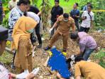 Polsek-Sukodadi-mengevakuasi-jasad-korban-di-parit-Desa.jpg