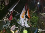 Posisi-Bus-Mira-terperosok-ke-dalam-parit-usai-alami-kecalakaan-hebat-di-Jalan-Raya-Ngawi-Solo.jpg