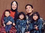 Potret-Desta-bersama-Natasha-Rizky-beserta-anak-anaknya.jpg