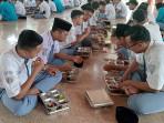 Potret-santri-di-Pondok-Pesantren-Darul-Ulum-Rejoso-nikmati-program-mbg.jpg