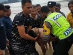 Prajurit-TNI-AL-Berenang-Ke-Tengah-Laut-Selamatkan-Wisawatan-yang-Terseret-Ombak.jpg