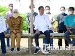 Presiden-Joko-Widodo-berbincang-dengan-petani-mangga-di-Gresik.jpg