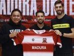Presiden-Klub-Madura-United-Achsanul-Qosasi-bersama-Iran-Junior-dan-Pedro-Monteiro.jpg