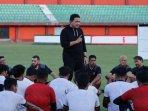 Presiden-Klub-Madura-United-Achsanul-Qosasi-melihat-langsung-proses-latihan-pemain.jpg