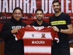 Presiden-Klub-Madura-United-Achsanul-Qosasi-saat-foto-bersama-dengan-Pedro-Monteiro-dan-Iran-Junior.jpg